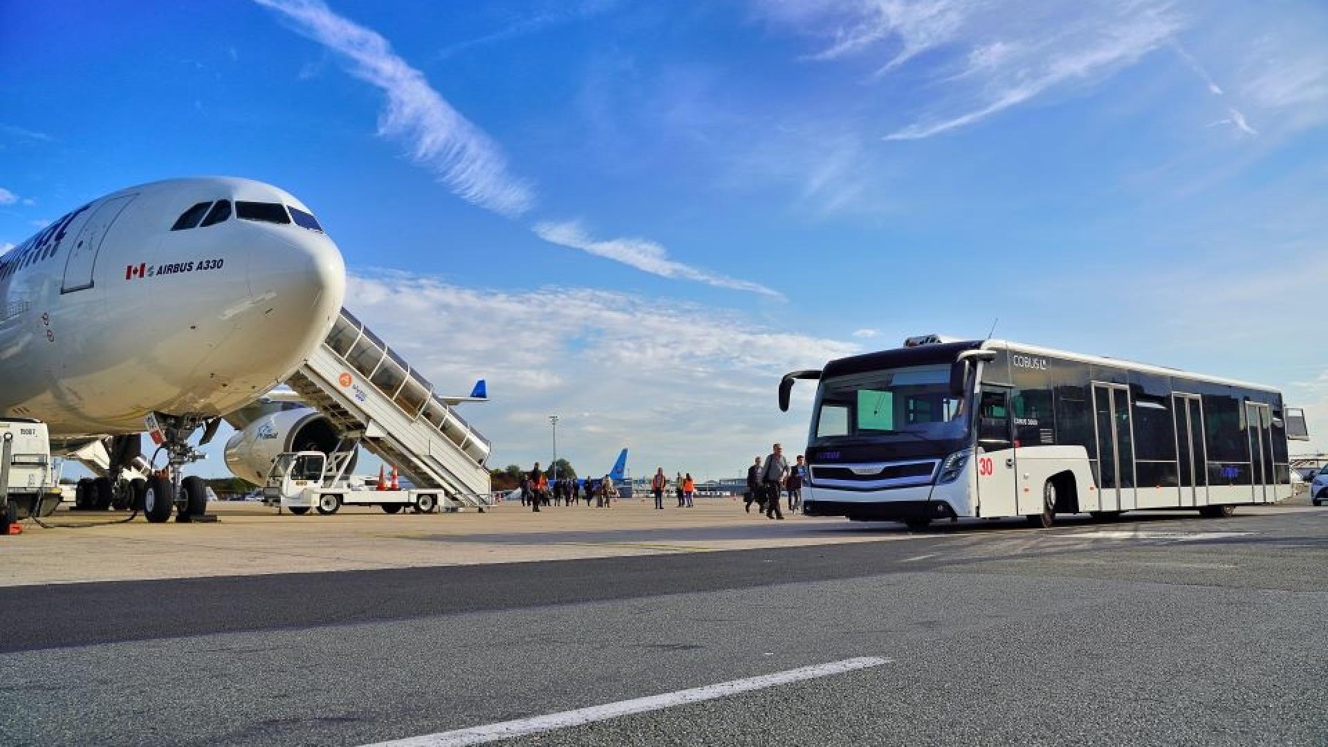 Véhicule Flybus et avion