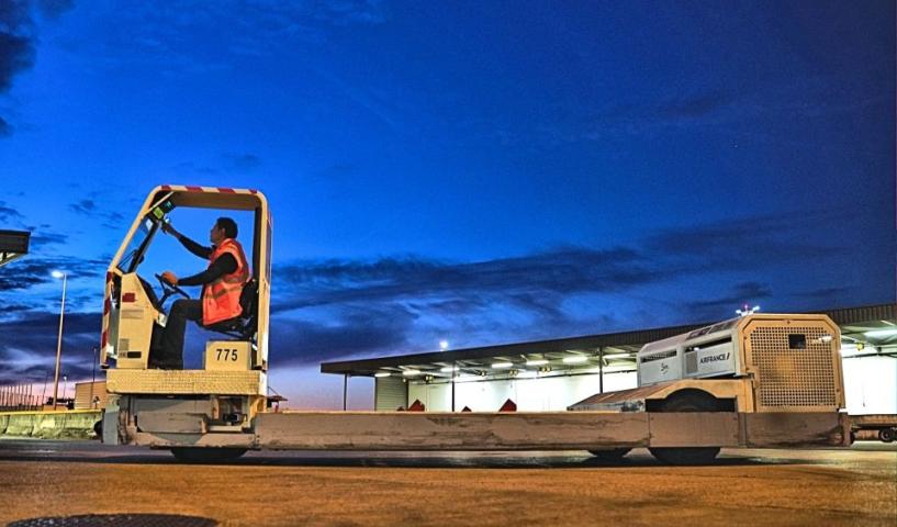 Véhicule Transdev Cargo de nuit sur le tarmac