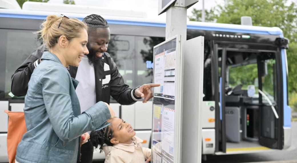 Voyageurs à un arrêt de bus Transdev France Villepinte ©Franck Dunouau
