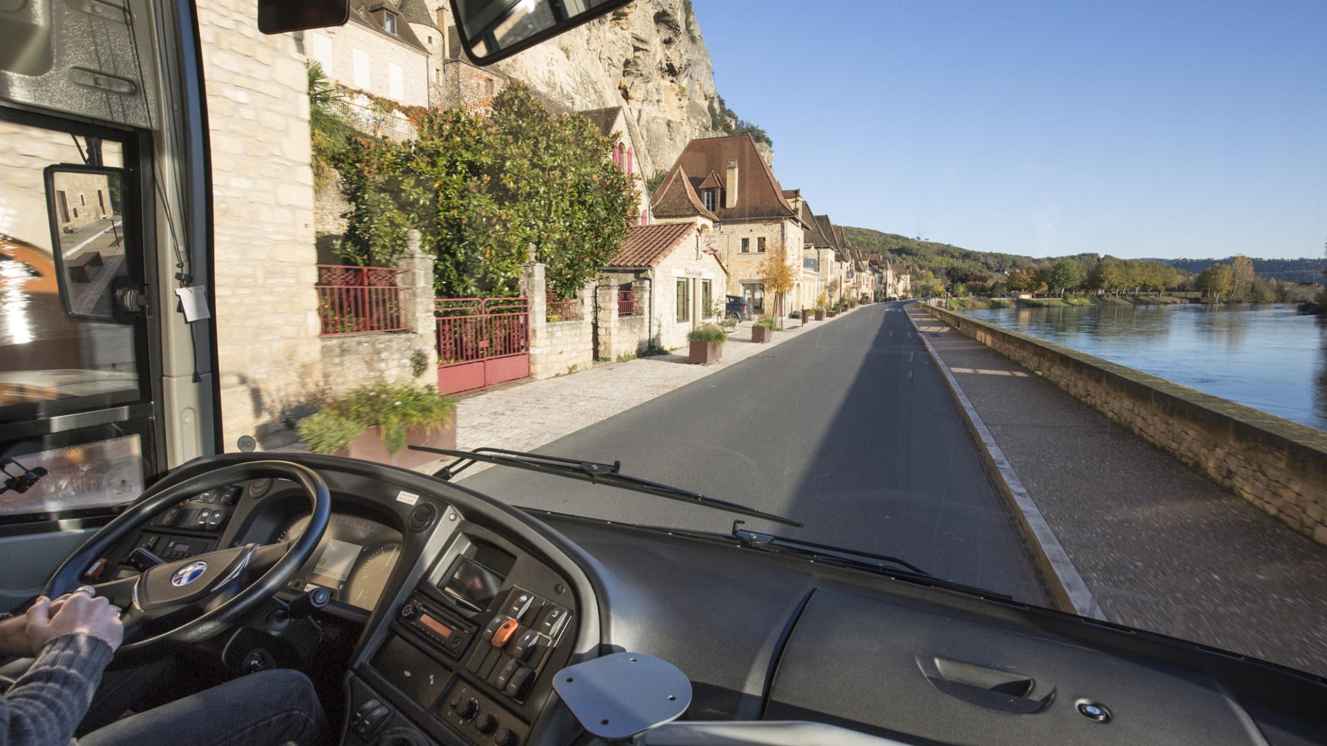 Route vue depuis le siège du conducteur de bus