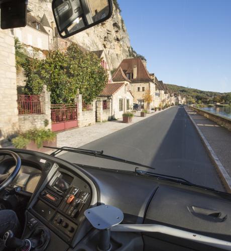 Route vue depuis le siège du conducteur de bus