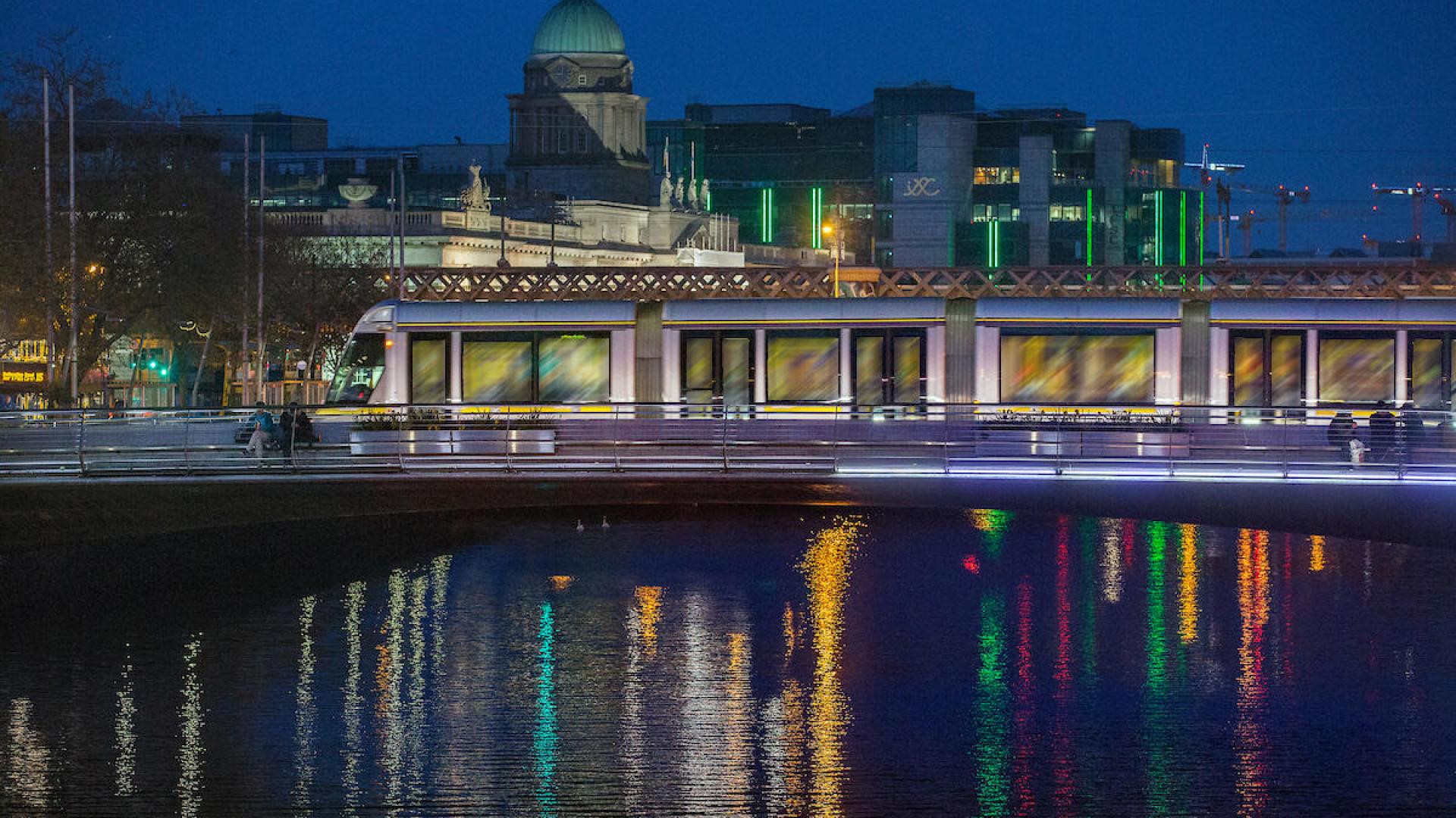 Le tramway Luas de Dublin sur le pont O'Connell la nuit – Transdev Mobilité durable