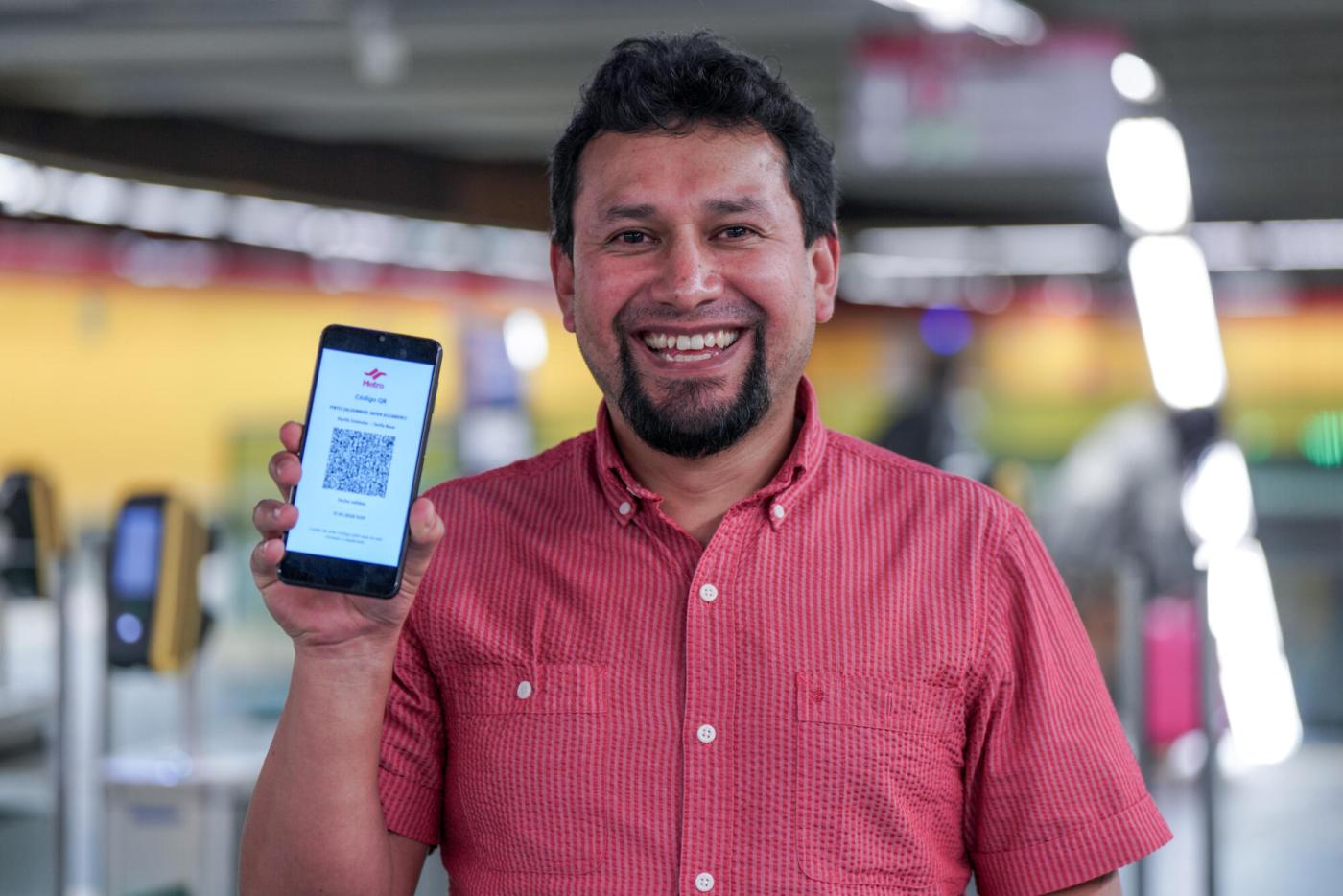 Ecuador - Quito - Metro - passenger