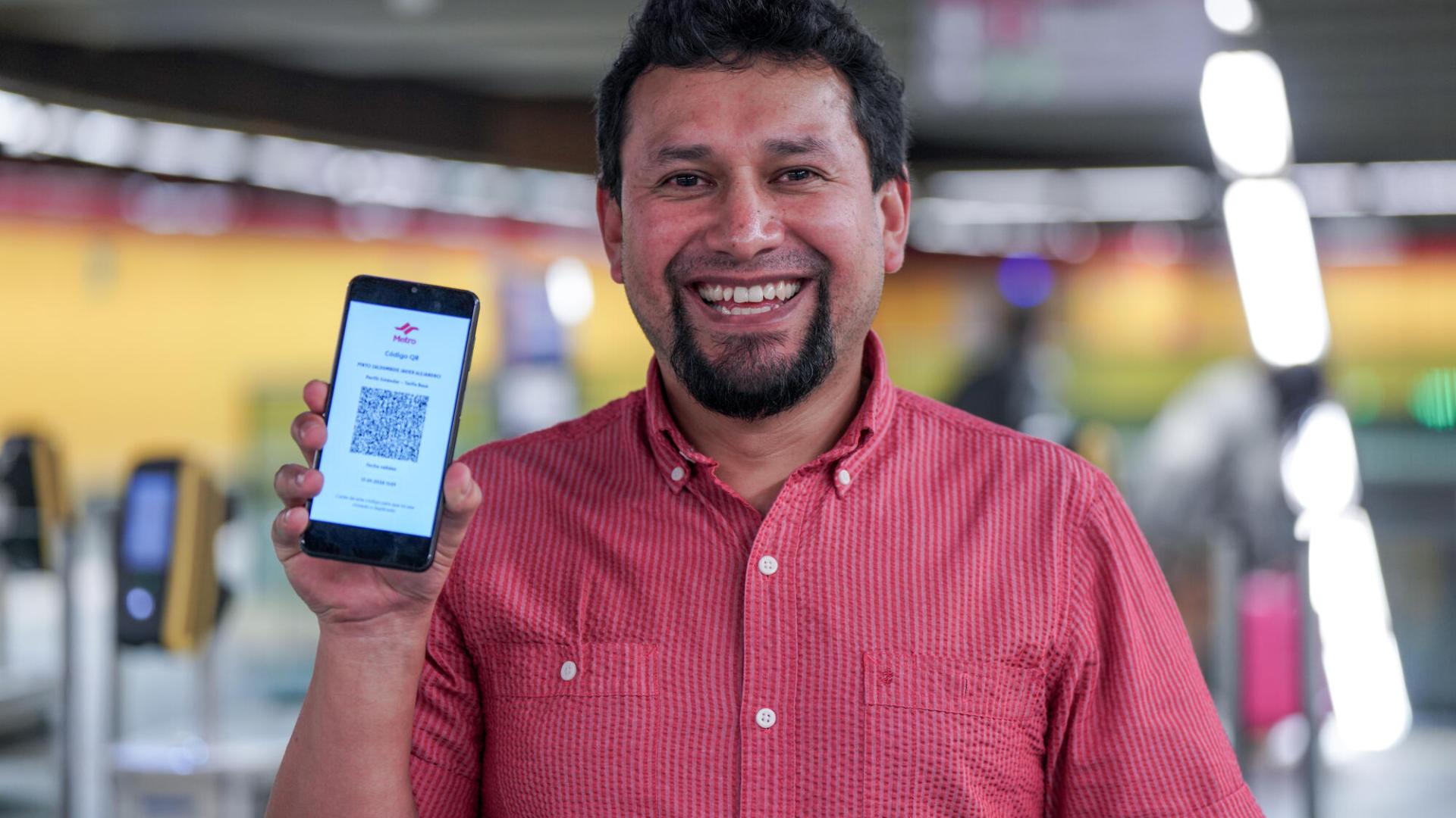 ecuador-quito-metro-staff-1