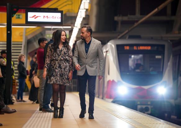 ecuador-quito-metro-staff-2