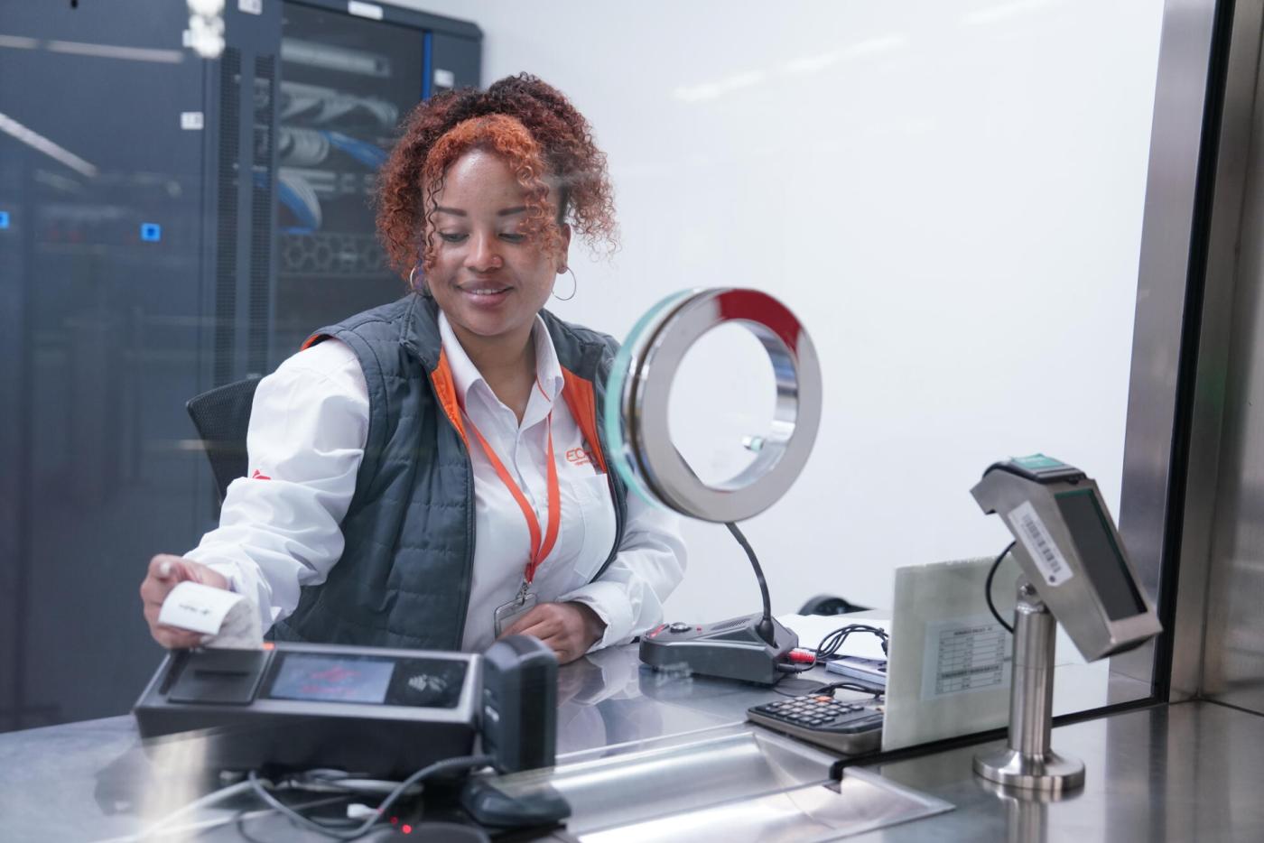 ecuador-quito-metro-staff-3