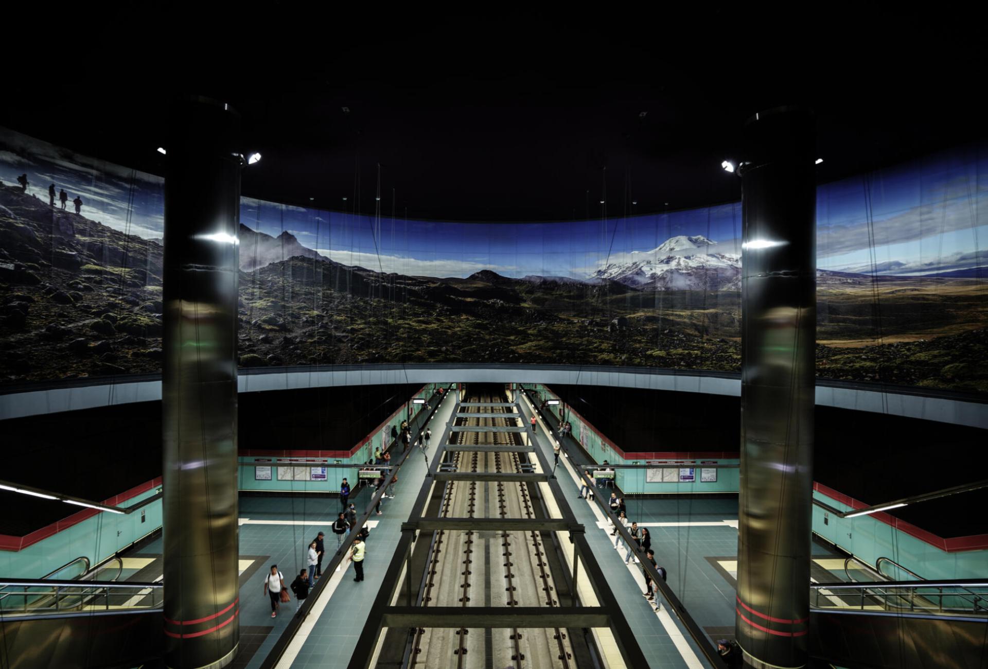 ecuador-quito-metro-staff-8