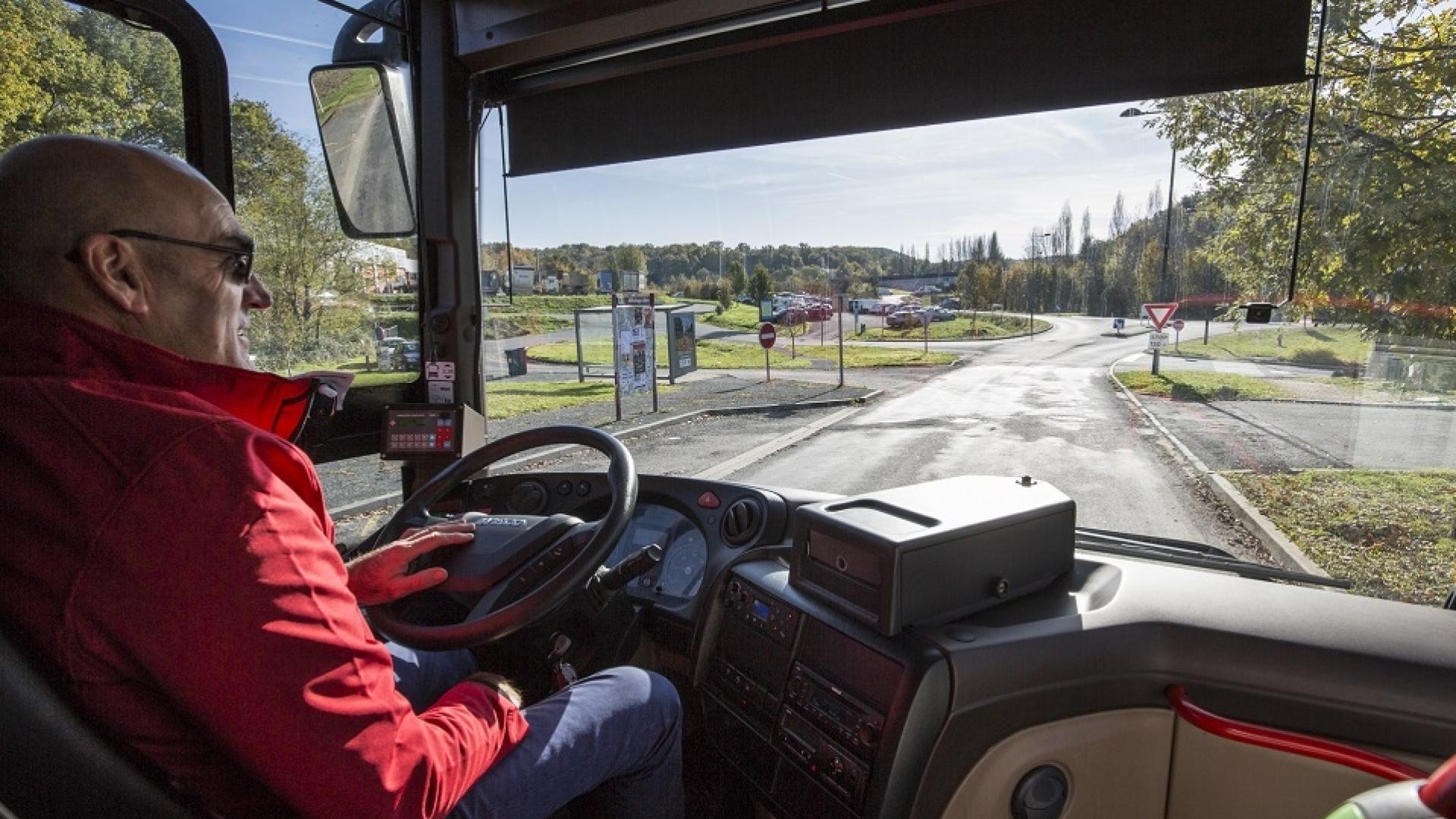 Conducteur de bus derrière son volant