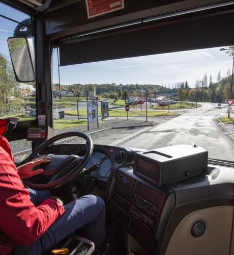 Conducteur de bus derrière son volant
