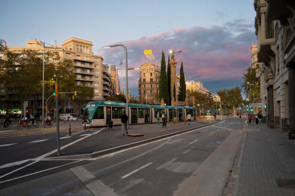 tram-barcelona-by-night-1