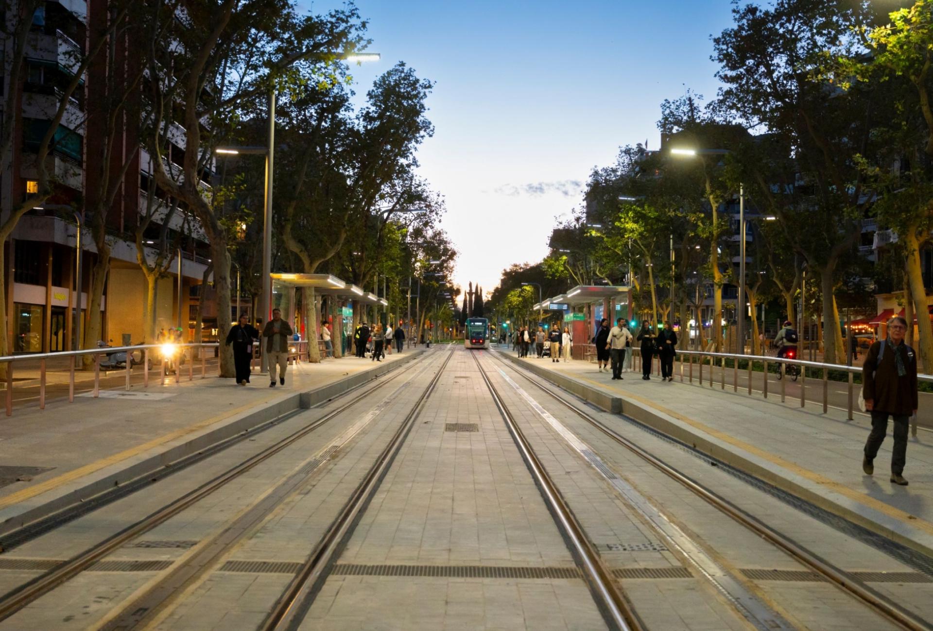 tram-barcelona-by-night-2