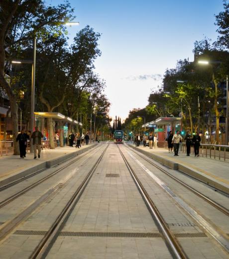 tram-barcelona-by-night-2