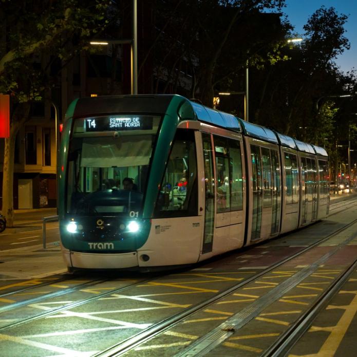 tram-barcelona-by-night-3