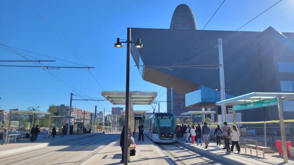 tram-barcelona-daylight-1