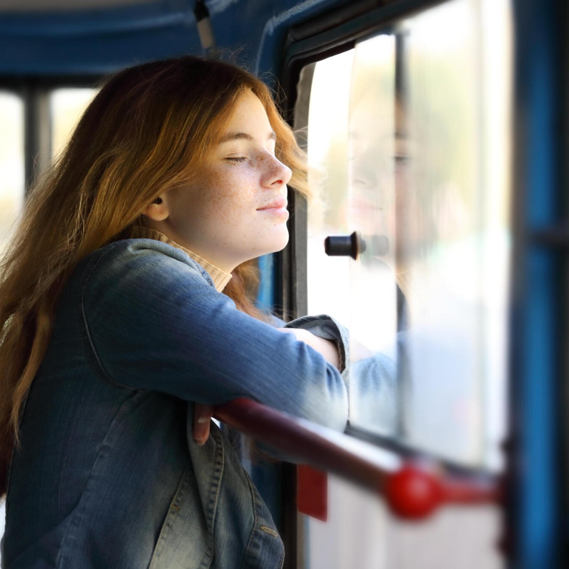 Jeune fille à la fenêtre d'un train
