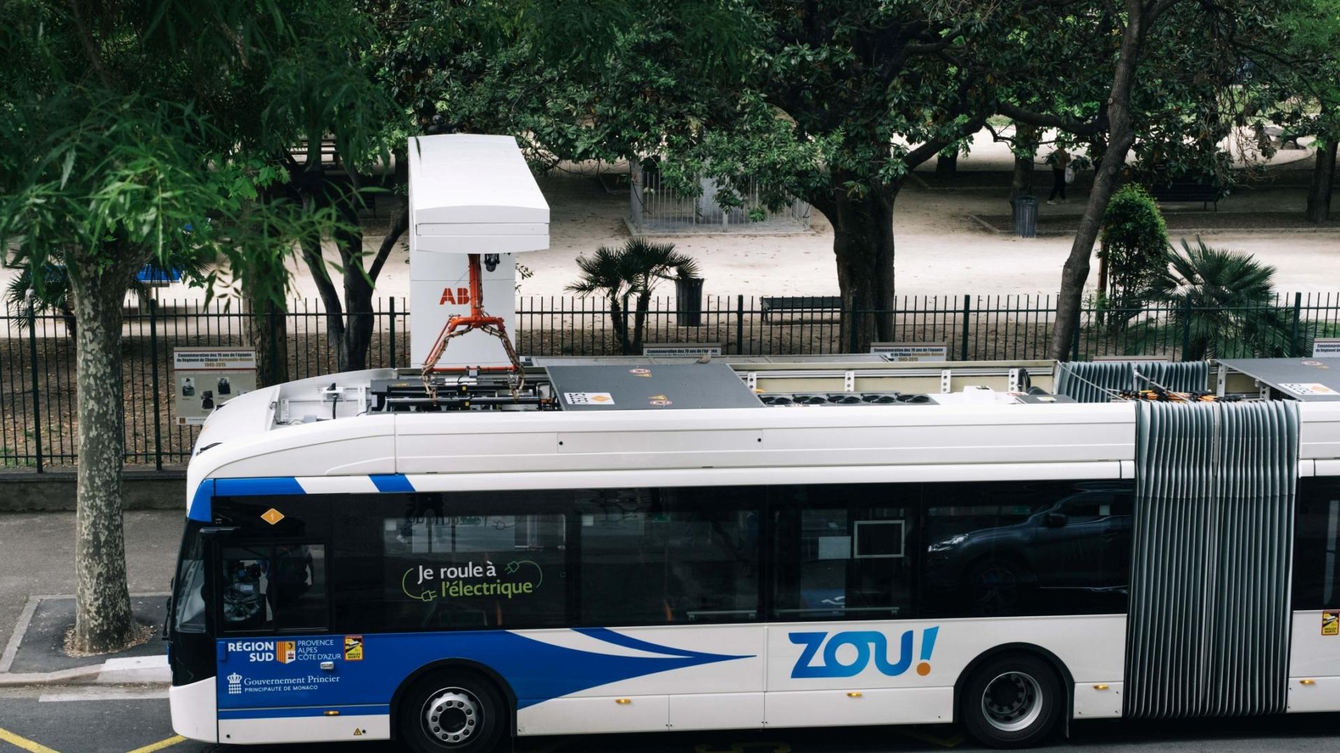 Bus articulés électriques et pantographes inversés