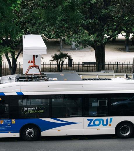 Bus articulés électriques et pantographes inversés
