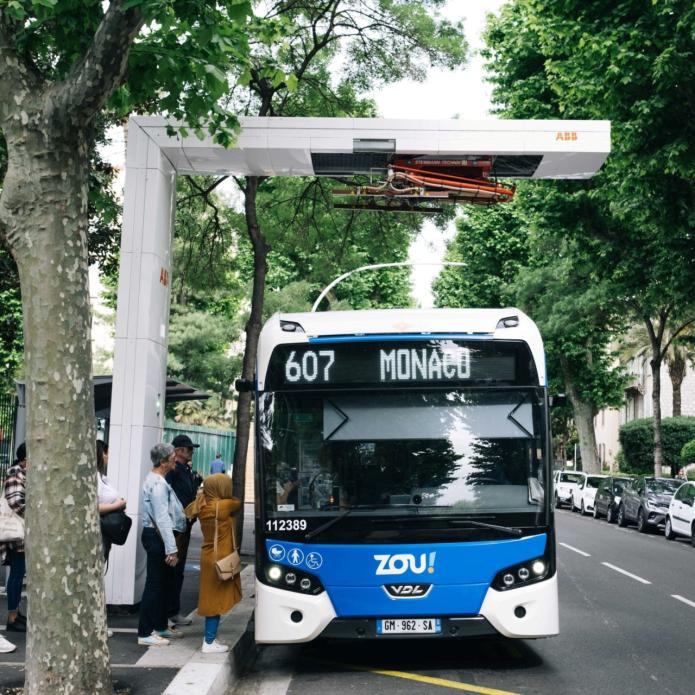 Bus articulés électriques et pantographes inversés