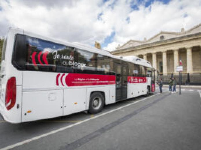 Car Bio gaz Bordeaux Métropole à l'arrêt avec des gens qui montent