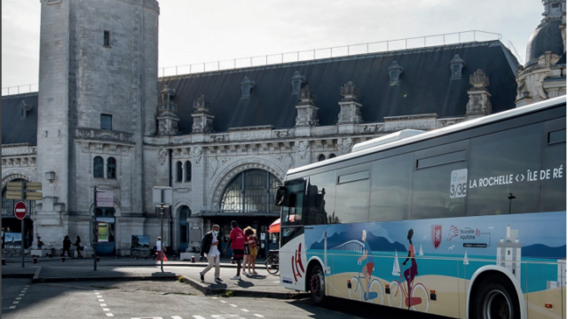 Car Nouvelle Aquitaine La Rochelle Ile de Ré garé devant un clocher