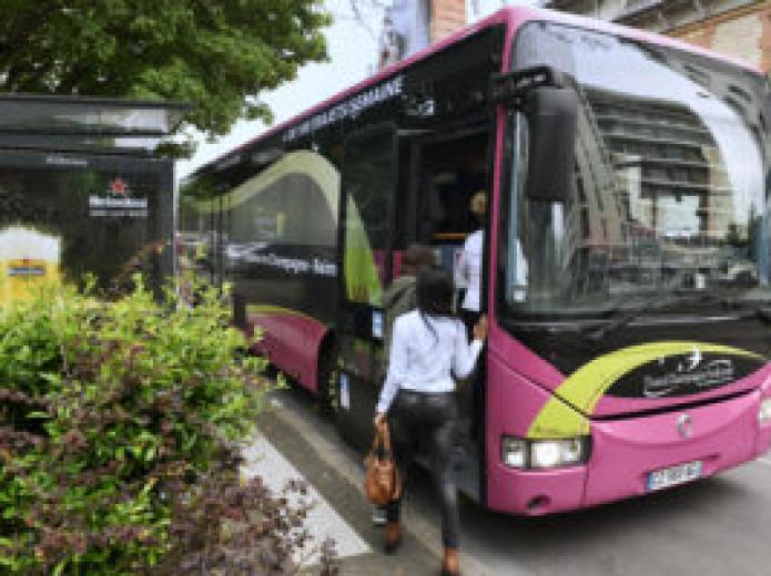 Car rose et vert Trans Champagne Ardennes à un arrêt
