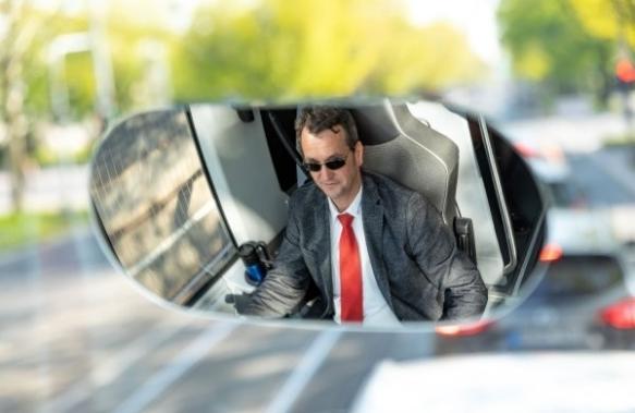 Conducteur de bus dans son rétroviseur