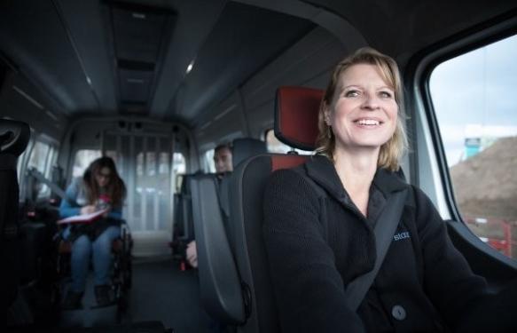 Conductrice de véhicule de transport de personnes à mobilité réduite