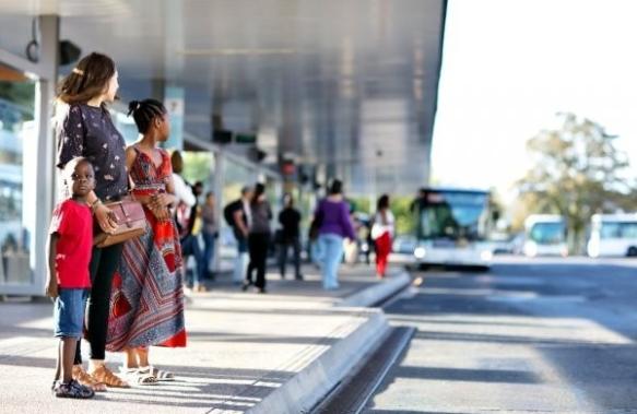 Famille à un arrêt de bus