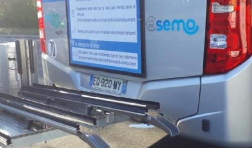 Rack-à-vélo installé à l'arrière d'un bus