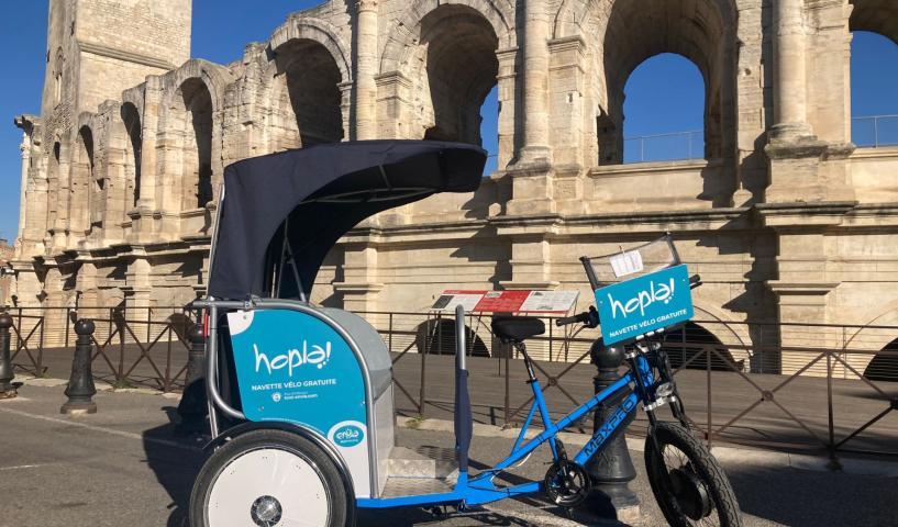 Navette vélo Hopla devant les arènes d'Arles