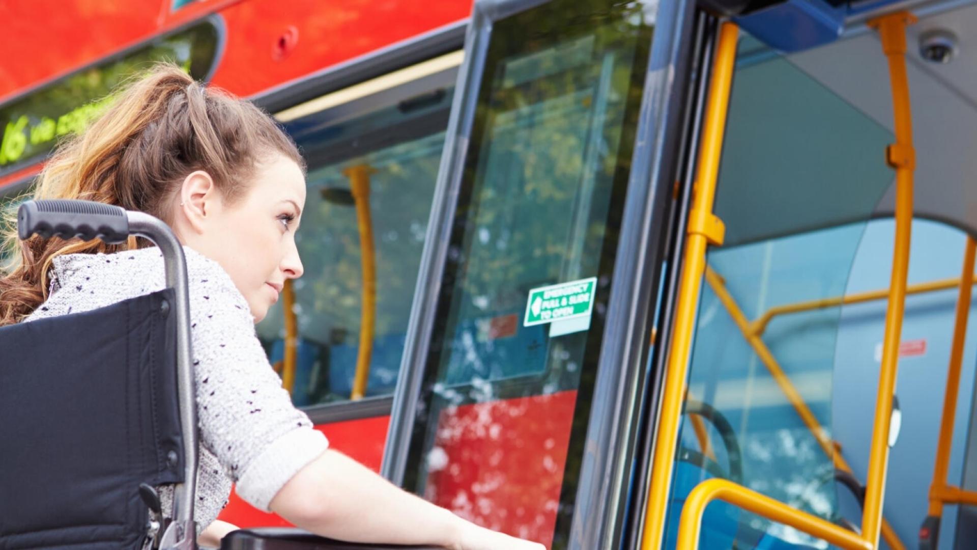 Passager en fauteuil roulant qui monte dans un bus