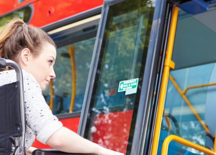 Passager en fauteuil roulant qui monte dans un bus