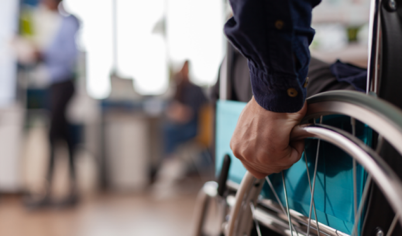Personne en fauteuil roulant