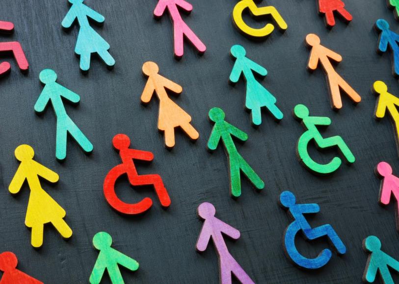 Pictogrammes inclusifs hommes femmes fauteuil roulant