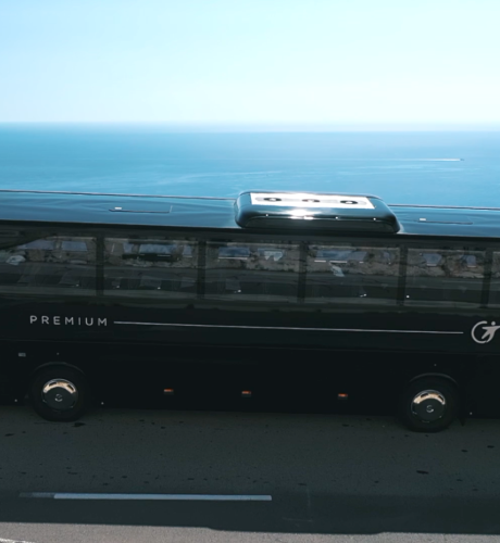 Autocar de tourisme Transdev noir en bord de mer