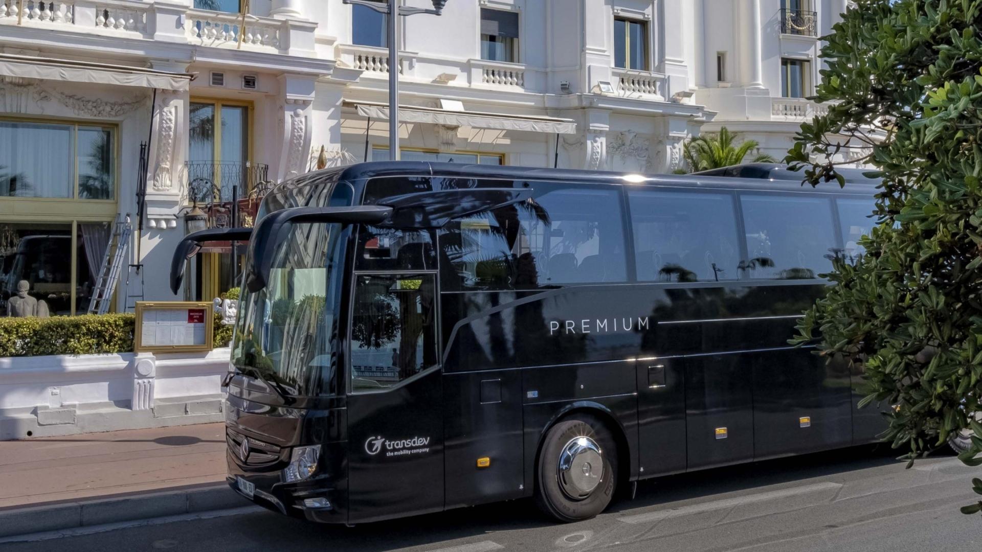 Autocar de tourisme Transdev noir en ville