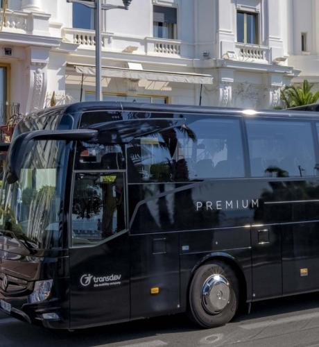 Autocar de tourisme Transdev noir en ville