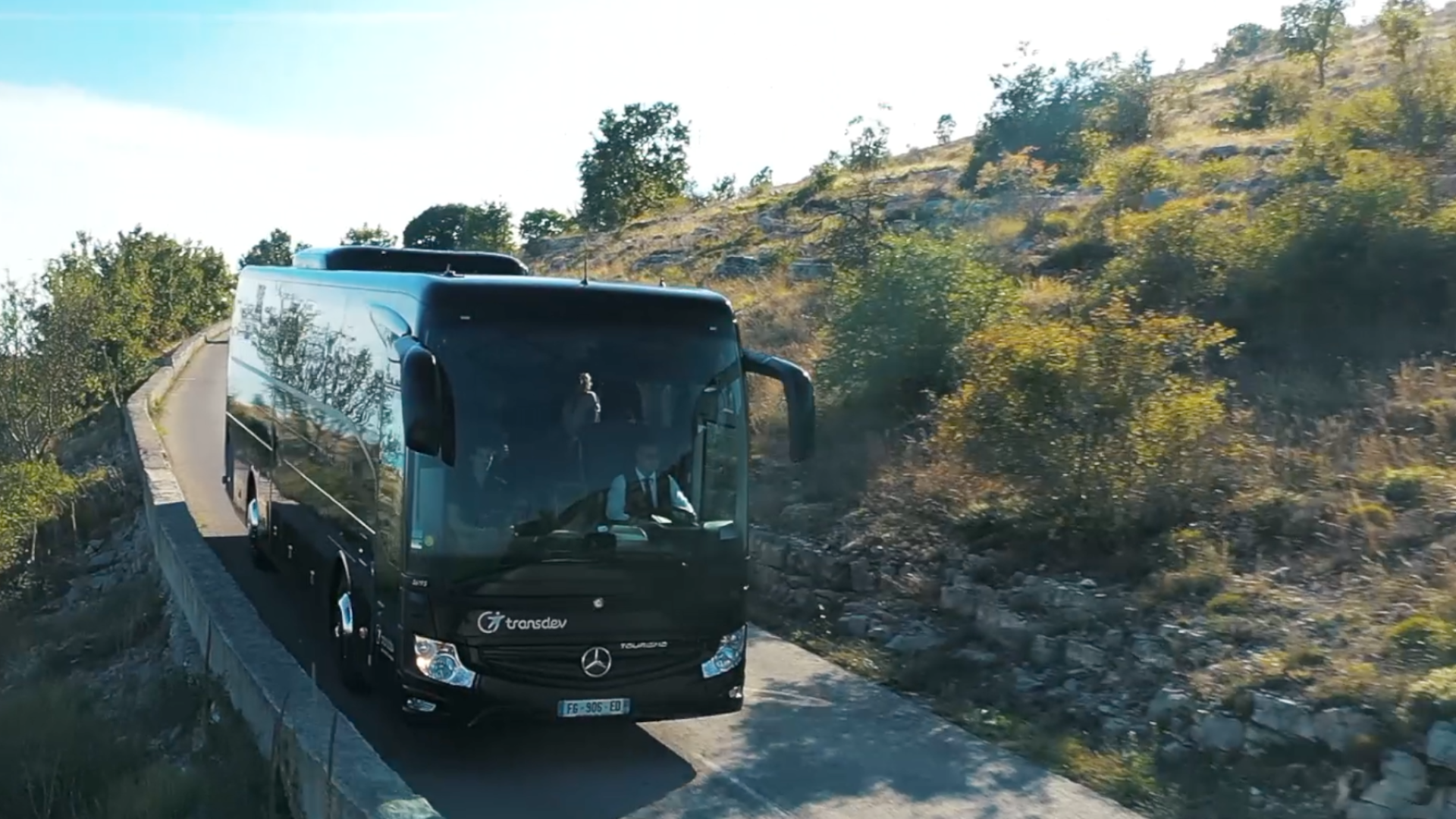 Autocar de trourisme Transdev sur la route