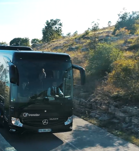 Autocar de trourisme Transdev sur la route