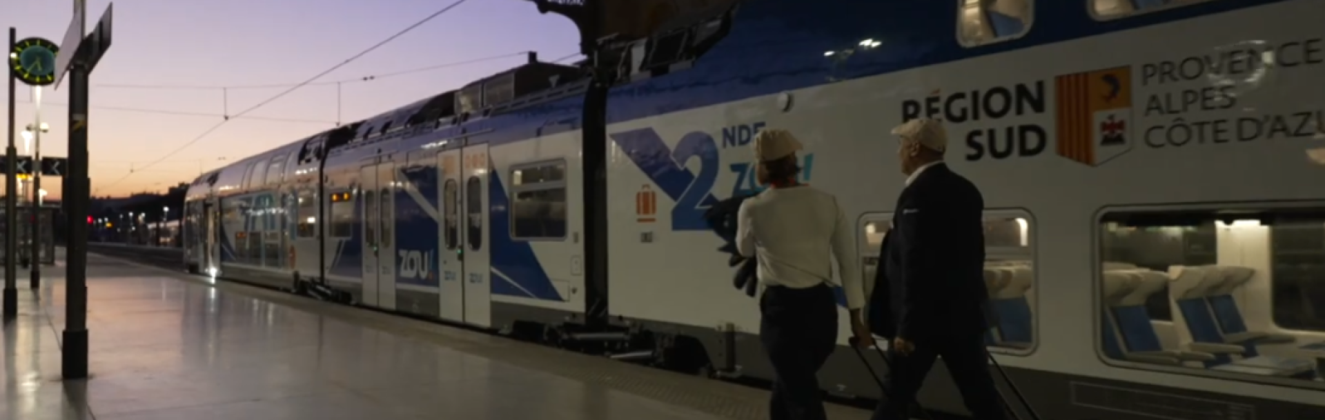 Extrait-documentaire-nouvelle-experience-voyageur-avec-lagent-de-la-relation-client-sur-la-ligne-zou