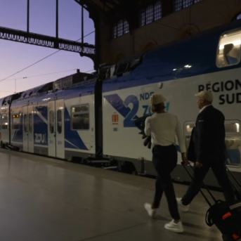 Extrait-documentaire-nouvelle-experience-voyageur-avec-lagent-de-la-relation-client-sur-la-ligne-zou