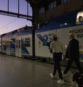 Extrait-documentaire-nouvelle-experience-voyageur-avec-lagent-de-la-relation-client-sur-la-ligne-zou