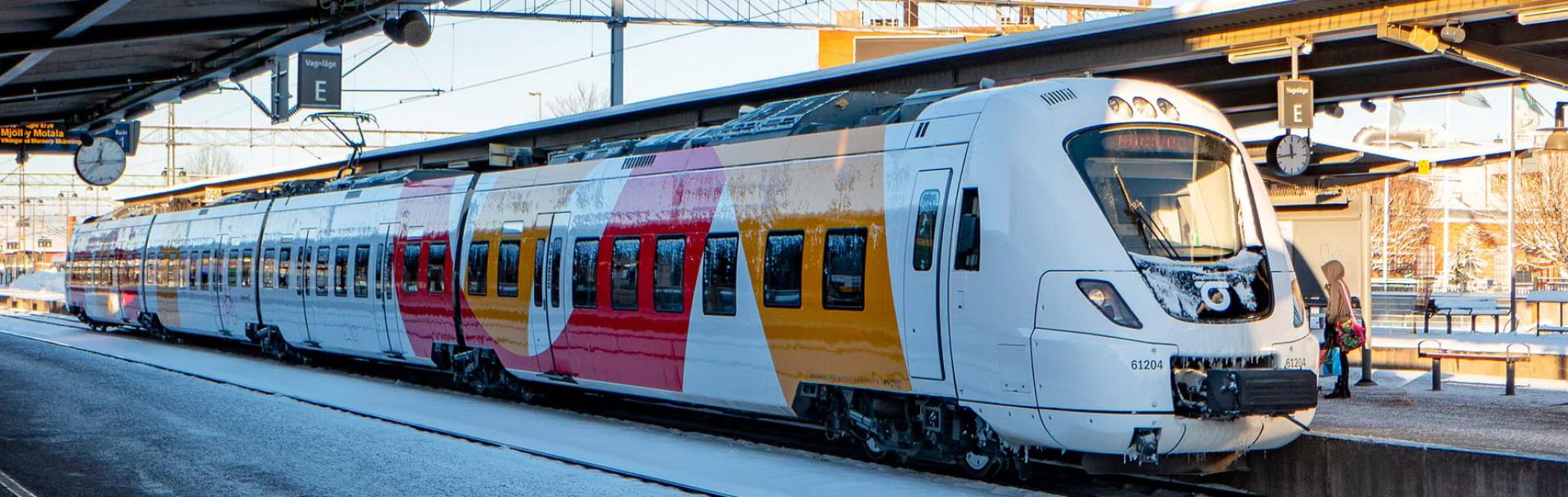 Train Östgötapendeln de Transdev à quai sur le réseau ferroviaire d’Östergötland
