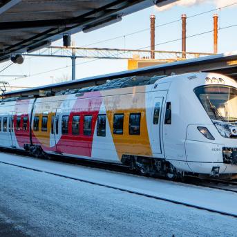 Train Östgötapendeln de Transdev à quai sur le réseau ferroviaire d’Östergötland