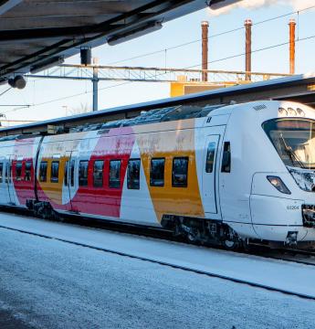 Transdev's Ostgotapendeln train at the platform on the Östergötland railway network