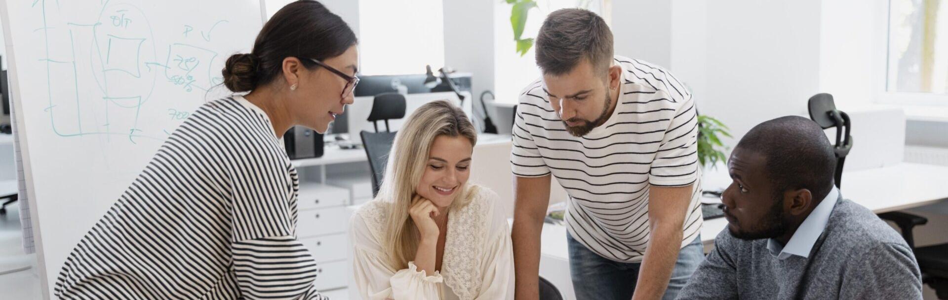 Femmes et hommes autour d'une table de réunion