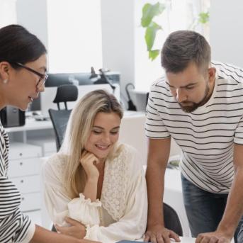 Femmes et hommes autour d'une table de réunion