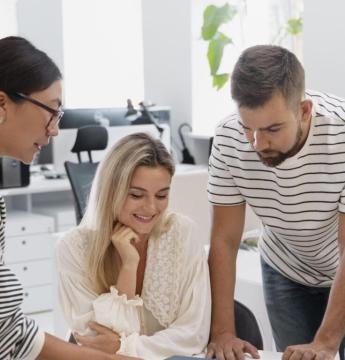 Femmes et hommes autour d'une table de réunion