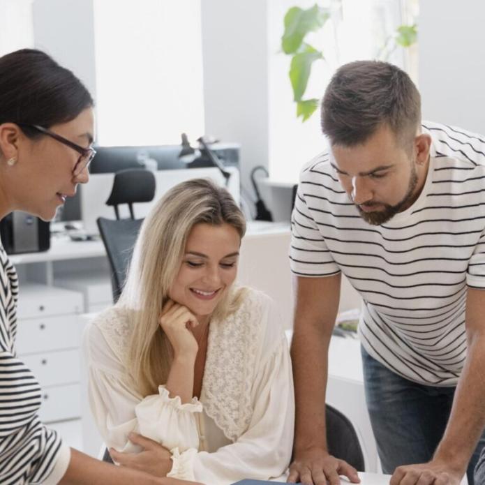 Femmes et hommes autour d'une table de réunion
