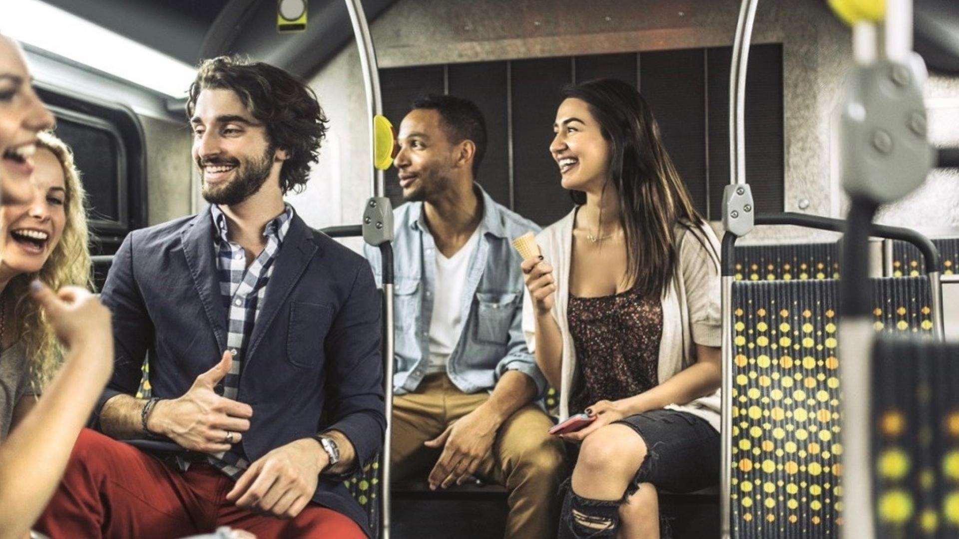 Groupe de personnes dans les transports en commun